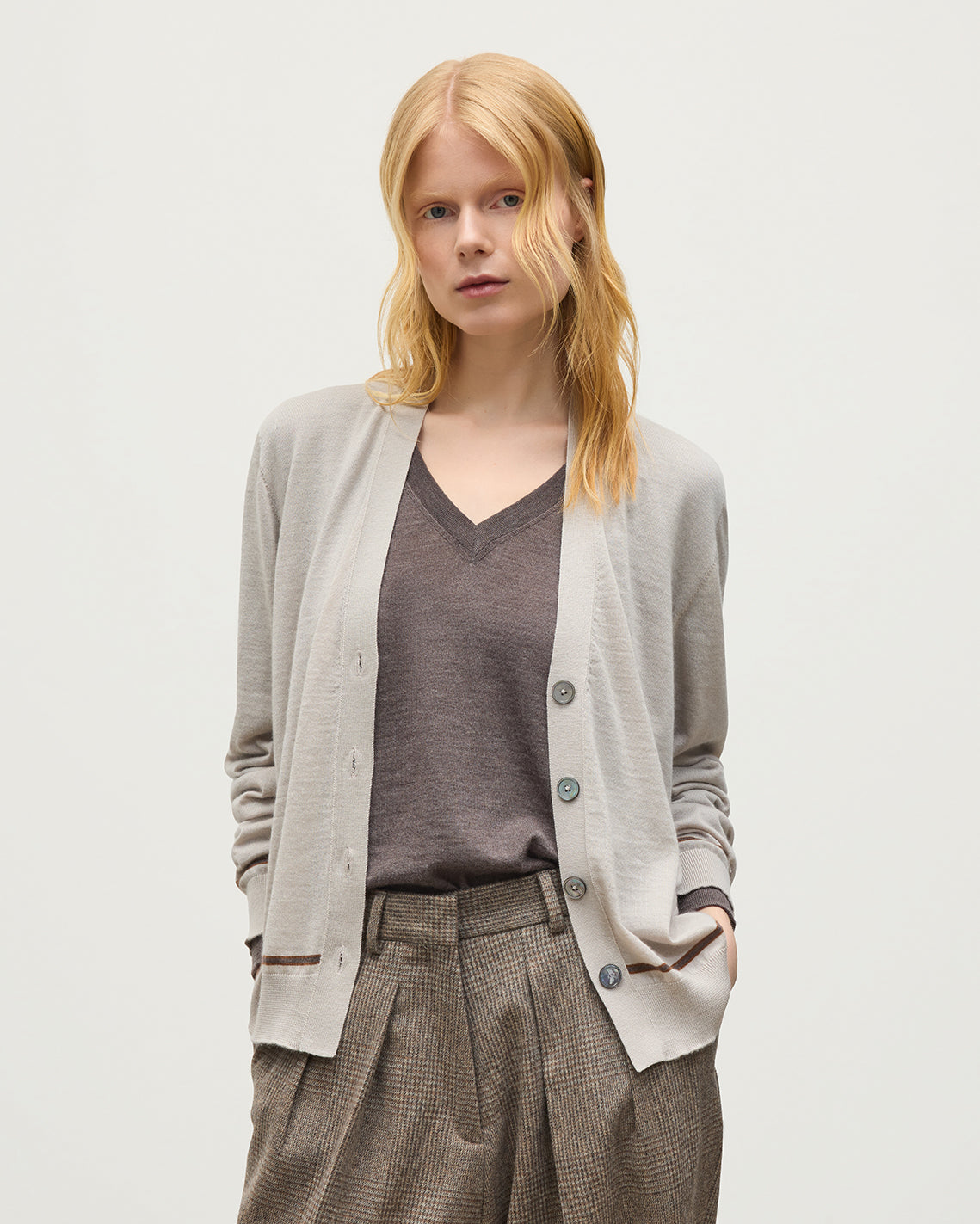 JOHNSTONS OF ELGIN EFFIE VEE CARDIGAN SUPERFINE CASHMERE VEE NECK CARDIGAN WITH TIPPING - 3 PLY CREAM 100% CASHMERE KAI06032Q26335