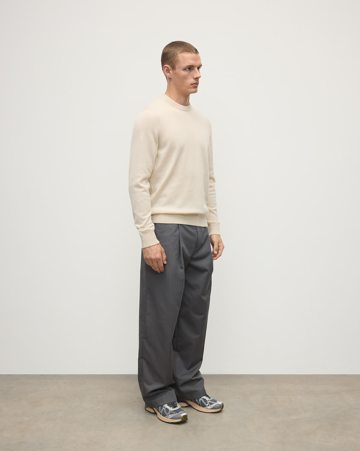 Johnstons of Elgin AW25 Men's Knitwear Champagne  Classic Cashmere Cream Round Neck Jumper KAP05471SA0502