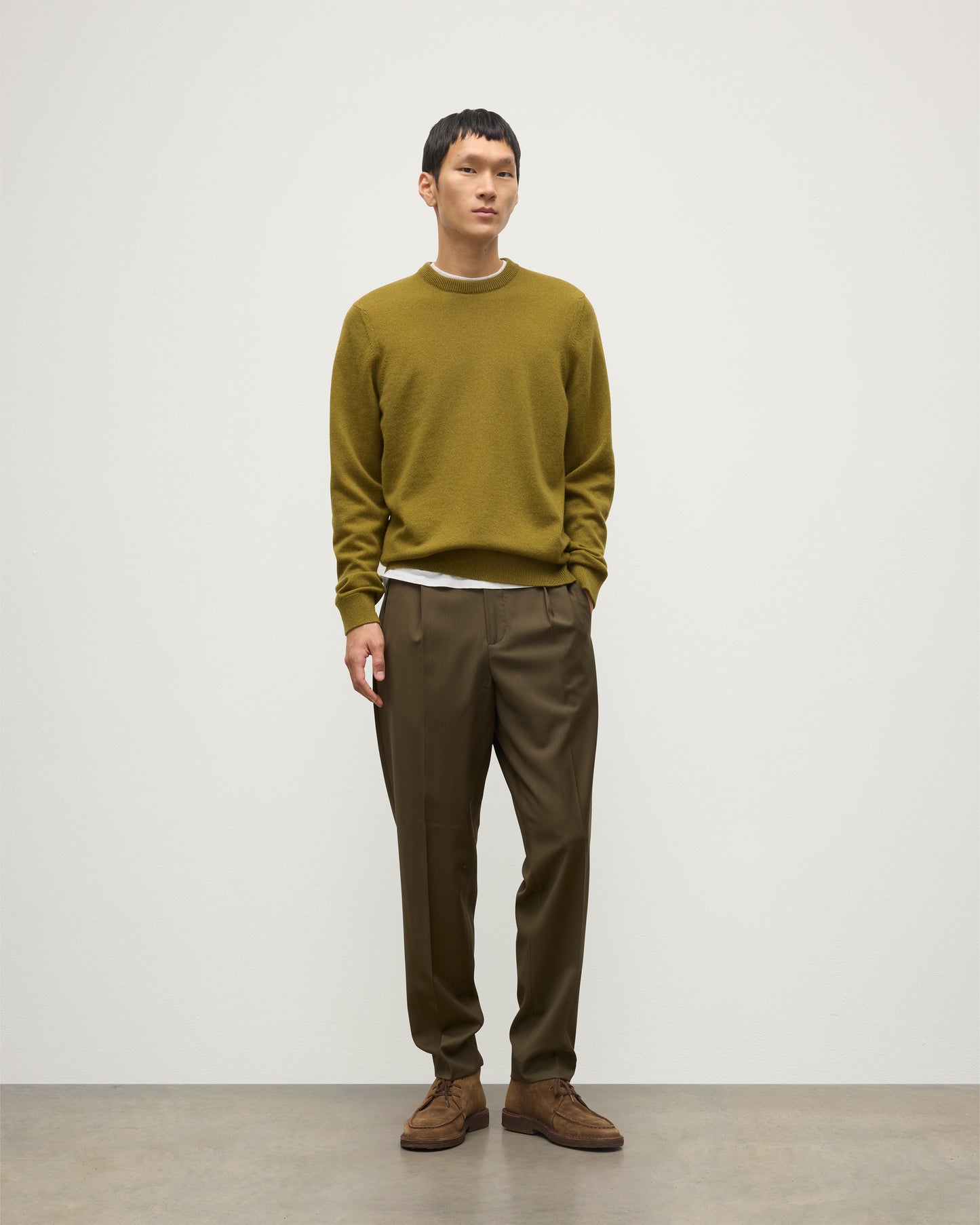 MENS RORY CREW CLASSIC JUMPER GREEN 100% CASHMERE BY JOHNSTONS OF ELGIN, OVER A WHITE T-SHIRT WITH OLIVE GREEN TROUSERS KAP05471SC4719