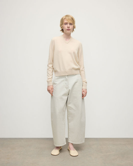 Johnstons of Elgin AW25 Women's Knitwear Champagne Classic Cashmere Cream V Neck Jumper KAP05575SA0502