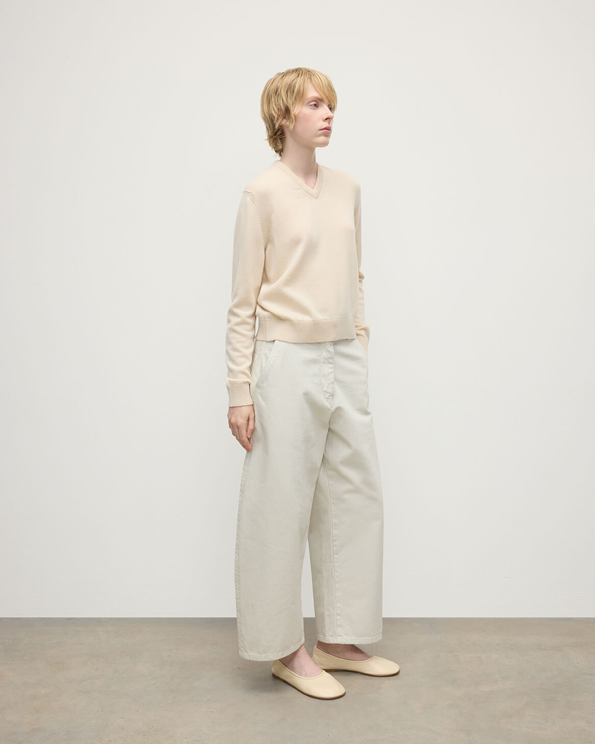 Johnstons of Elgin AW25 Women's Knitwear Champagne Classic Cashmere Cream V Neck Jumper KAP05575SA0502