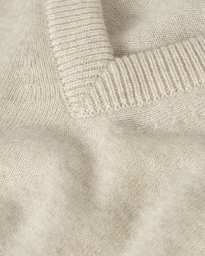 JOHNSTONS OF ELGIN MENS RORY VEE NECK CLASSIC JUMPER NATURAL 100% CASHMERE KAP05594HA0402