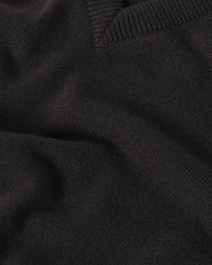 Johnstons of Elgin AW25 Men's Knitwear Icon Classic Cashmere Dark Grey V Neck KAP05594SC7330
