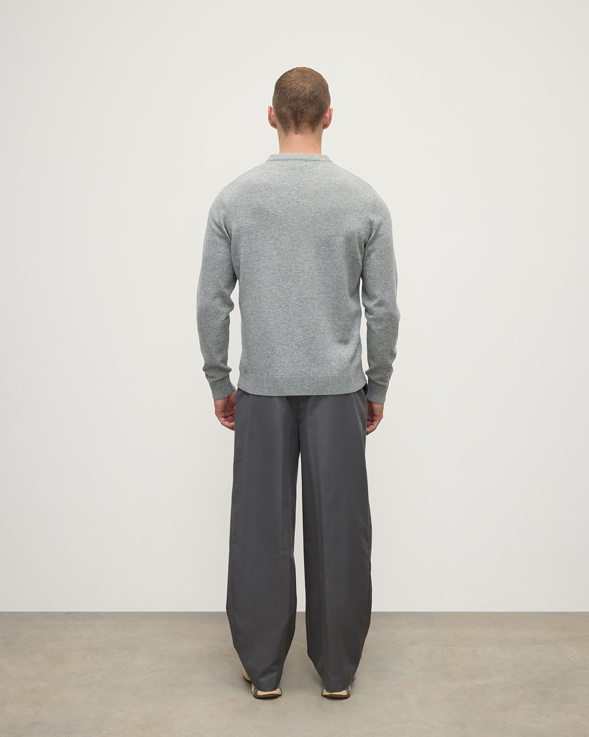 Johnstons of Elgin AW25 Men's Knitwear Light Grey Classic Cashmere Grey V Neck Jumper KAP05594HA0308
