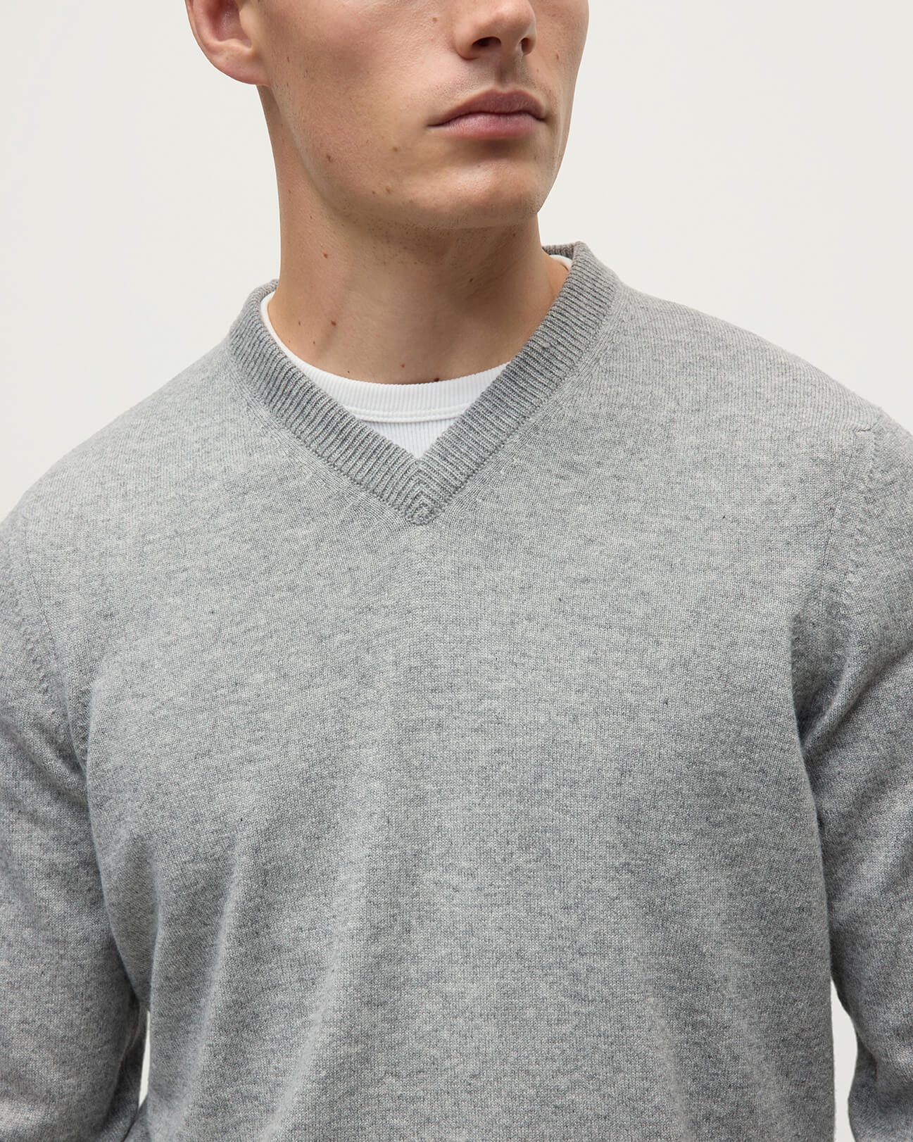 Johnstons of Elgin AW25 Men's Knitwear Light Grey Classic Cashmere Grey V Neck Jumper KAP05594HA0308