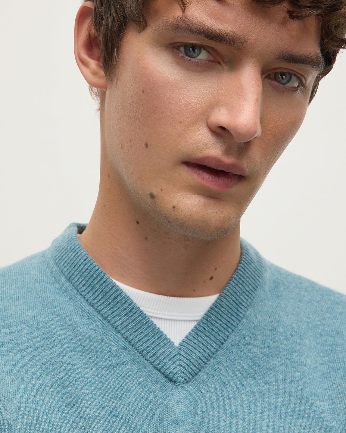 Johnstons of Elgin AW25 Men's Knitwear Seascape Classic Cashmere Green V Neck KAP05594HC0038