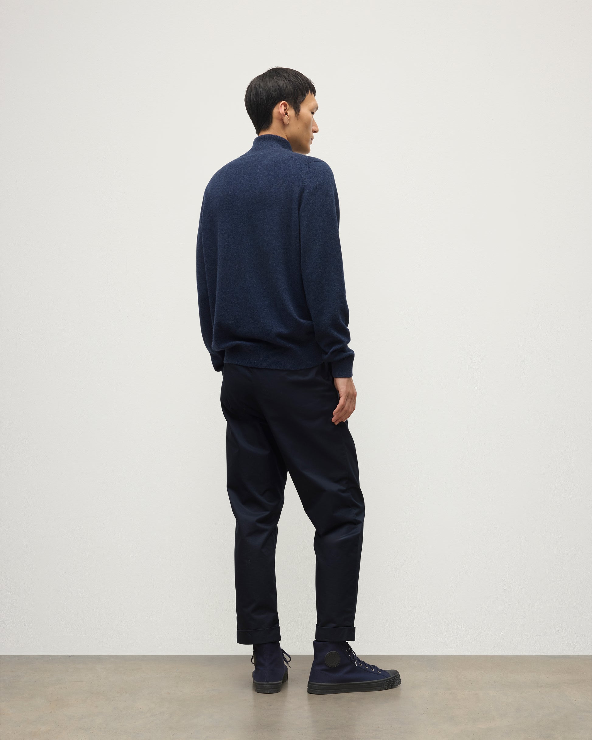 MODEL WEARS JOHNSTONS OF ELGIN MENS RORY CLASSIC HALF ZIP CLASSIC SWEATER 100% CASHMERE  OVER A WHITE T-SHURT WITH NAVY TROUSERS KAP05695HD7350