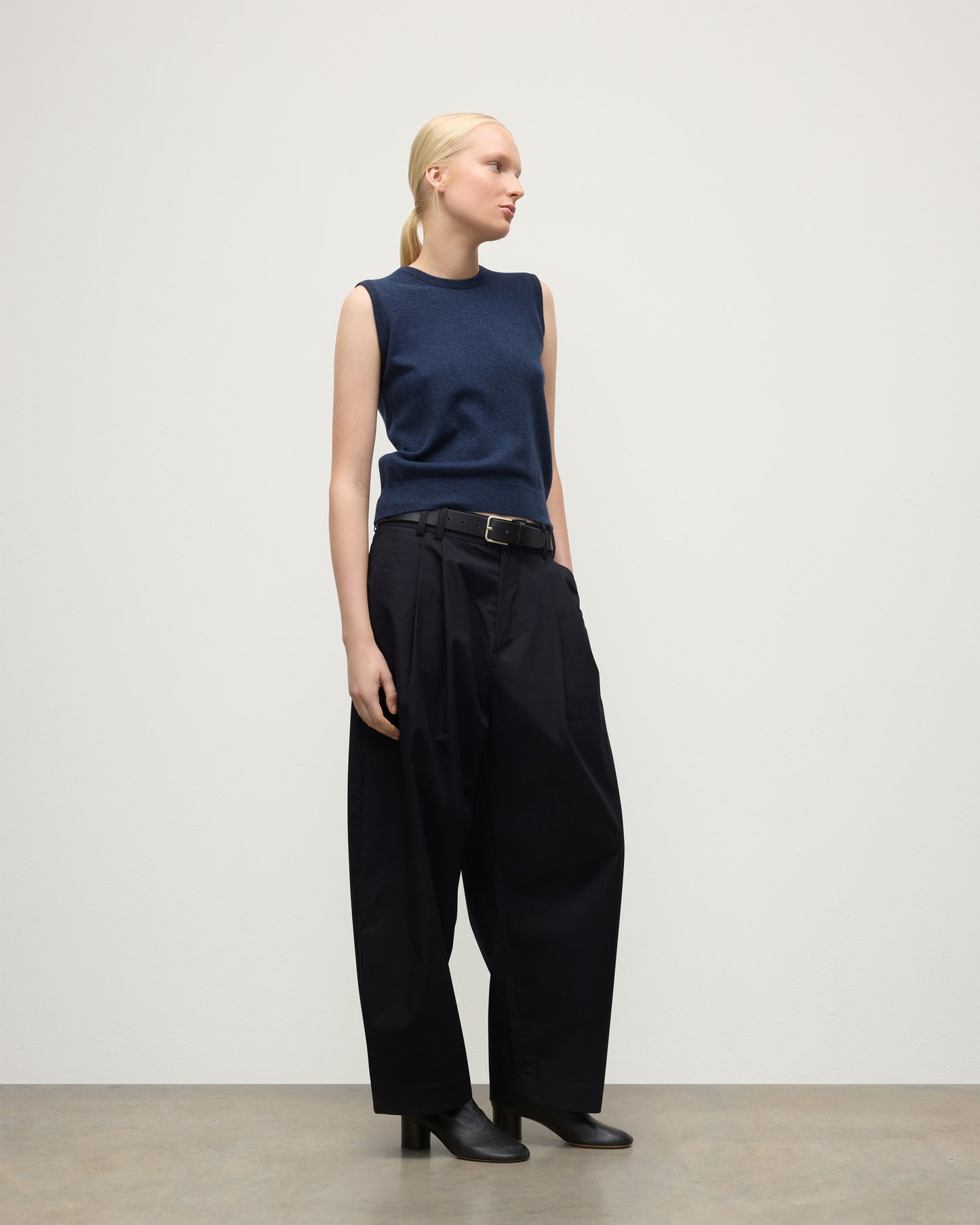 MODEL WEARS JOHNSTONS OF ELGIN WOMENS IRIS CLASSIC SLEEVELESS CREW NAVY 100% CASHMERE KAP05705HD7350