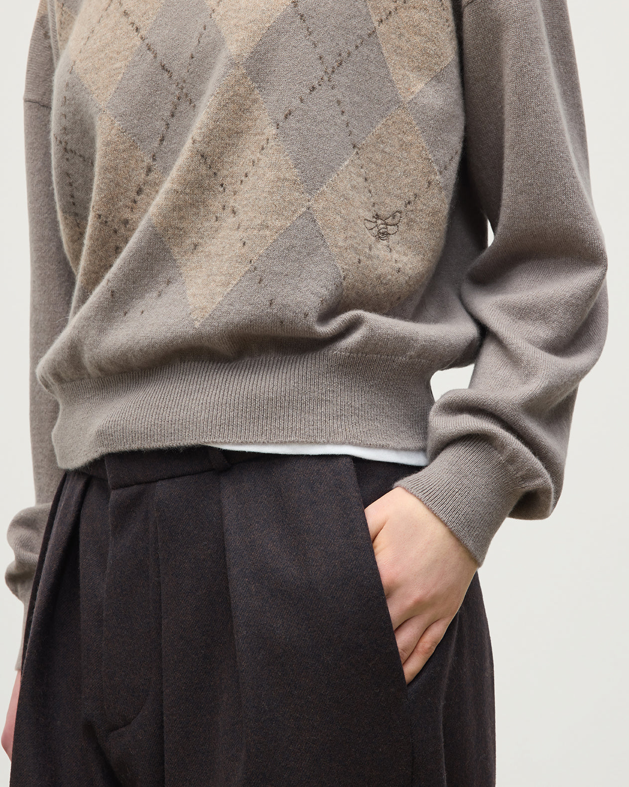 JOHNSTONS OF ELGIN CLAN SLOUCH SWEATER CASHMERE ARGYLE INTARSIA ROUND NECK SLOUCH SWEATER - 2 PLY GREY 100% CASHMERE KAP05732JU1656
