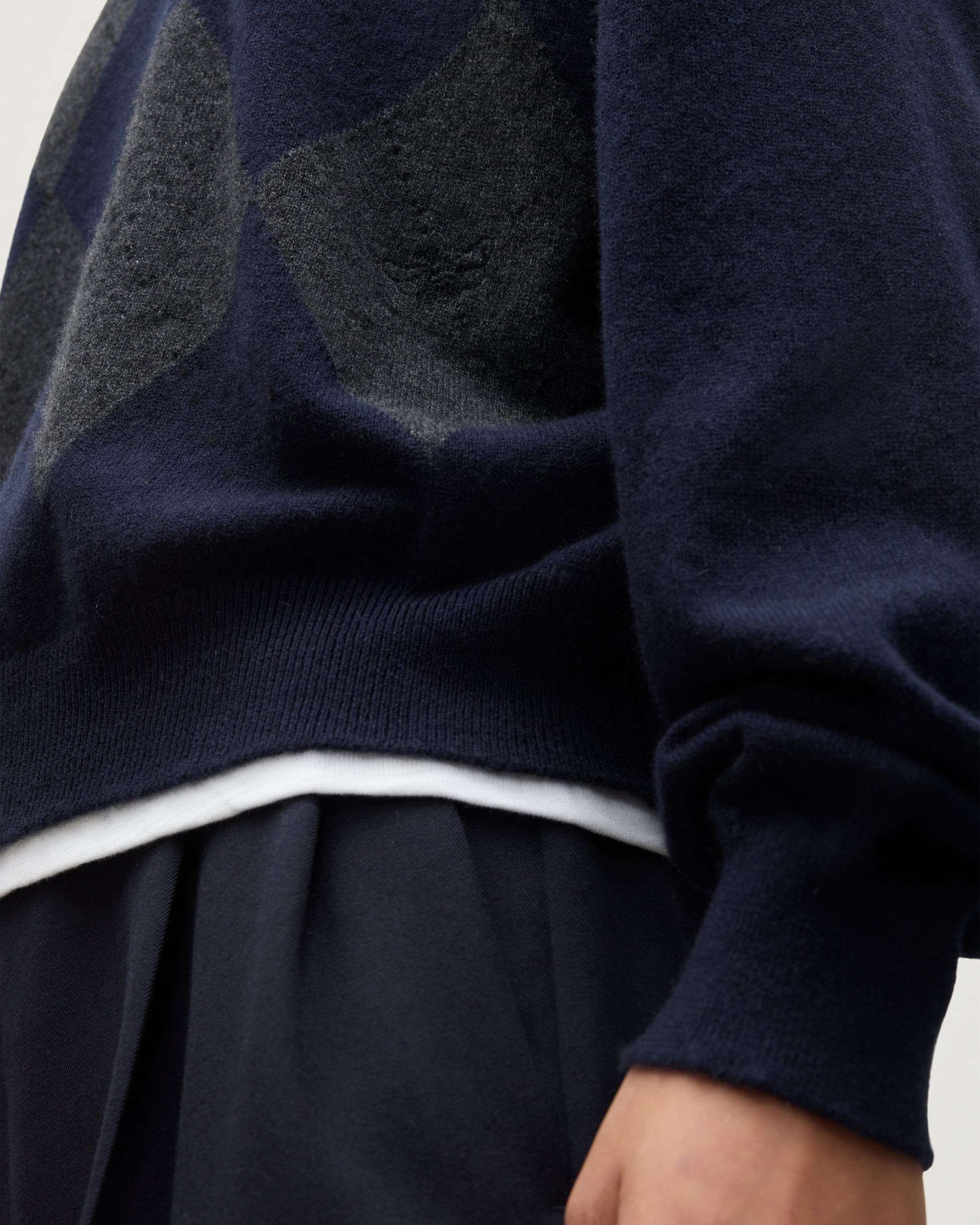 MODEL WEARS JOHNSTONS OF ELGIN WOMENS CLAN SLOUCH CREW NAVY 100% CASHMERE OVER A WHITE TEE, WITH NAVY LONG SHORTS, CASHMERE SOCKS AND LOAFERS KAP05732JU1606