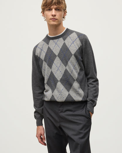 MODEL WEARS JOHNSTONS OF ELGIN MENS ARGYLL CREW SWEATER GREY & BROWN 100% CASHMERE KAP05747JU1601