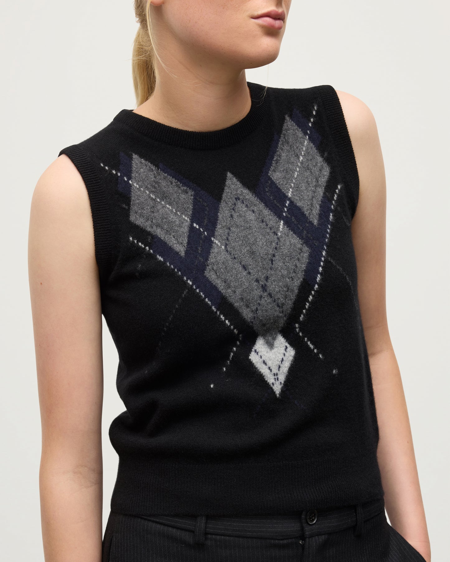 MODEL WEARING JOHNSTONS OF ELGIN WOMENS ARGYLL LE JABOTS SLEEVELESS CREW BLACK 100% CASHMERE KAP05766JU1609