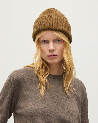 JOHNSTONS OF ELGIN LUNAN CREW SWEATER CLASSIC CASHMERE ROUND NECK SWEATER - 2 PLY BROWN 100% CASHMERE WORN WITH LOVAT CASHMERE BEANIE IN ALGIE GREEN KAP05784HB7128