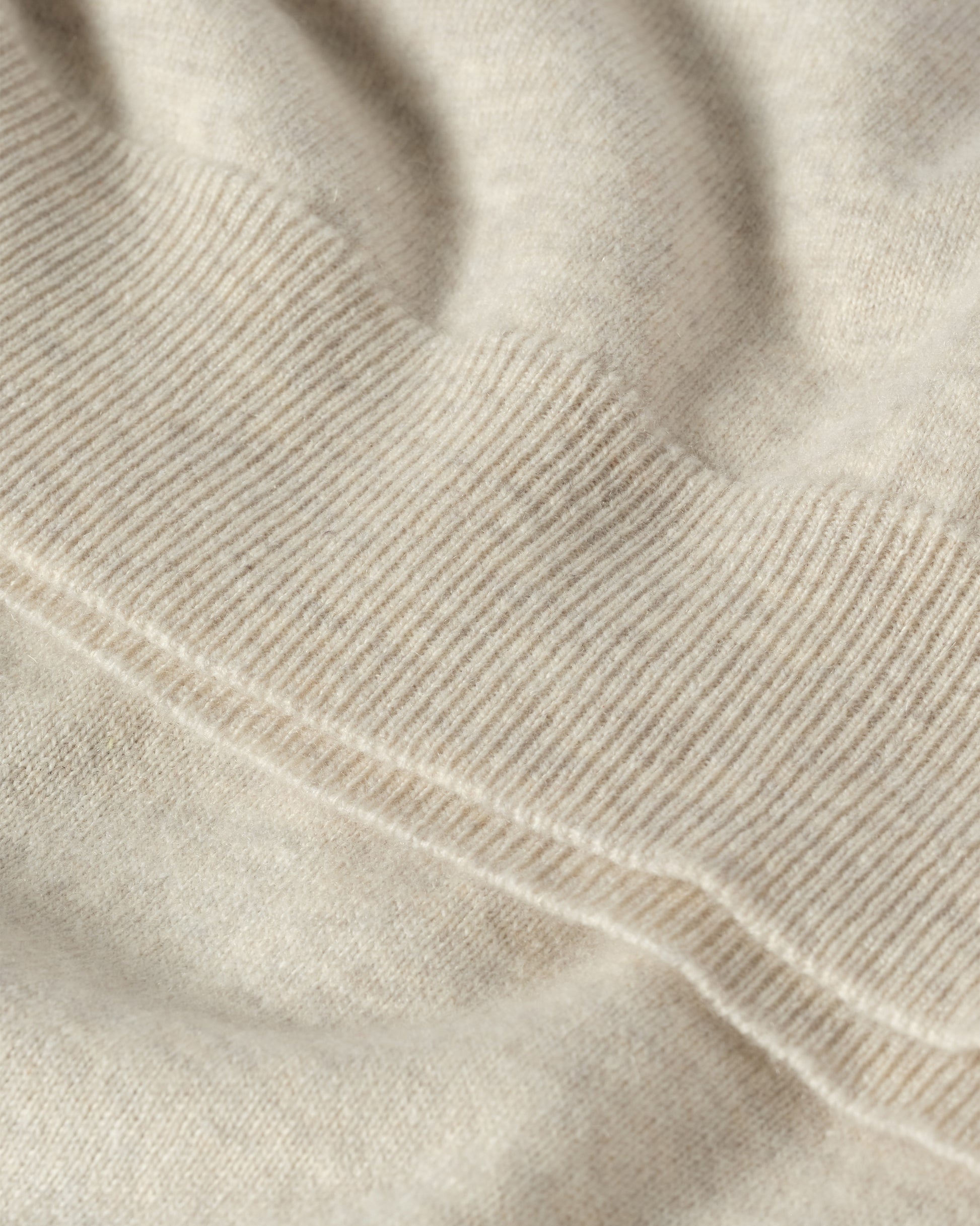 JOHNSTONS OF ELGIN WOMENS LUNAN CLASSIC VEE SWEATER NATURAL 100% CASHMERE KAP05807HA0402