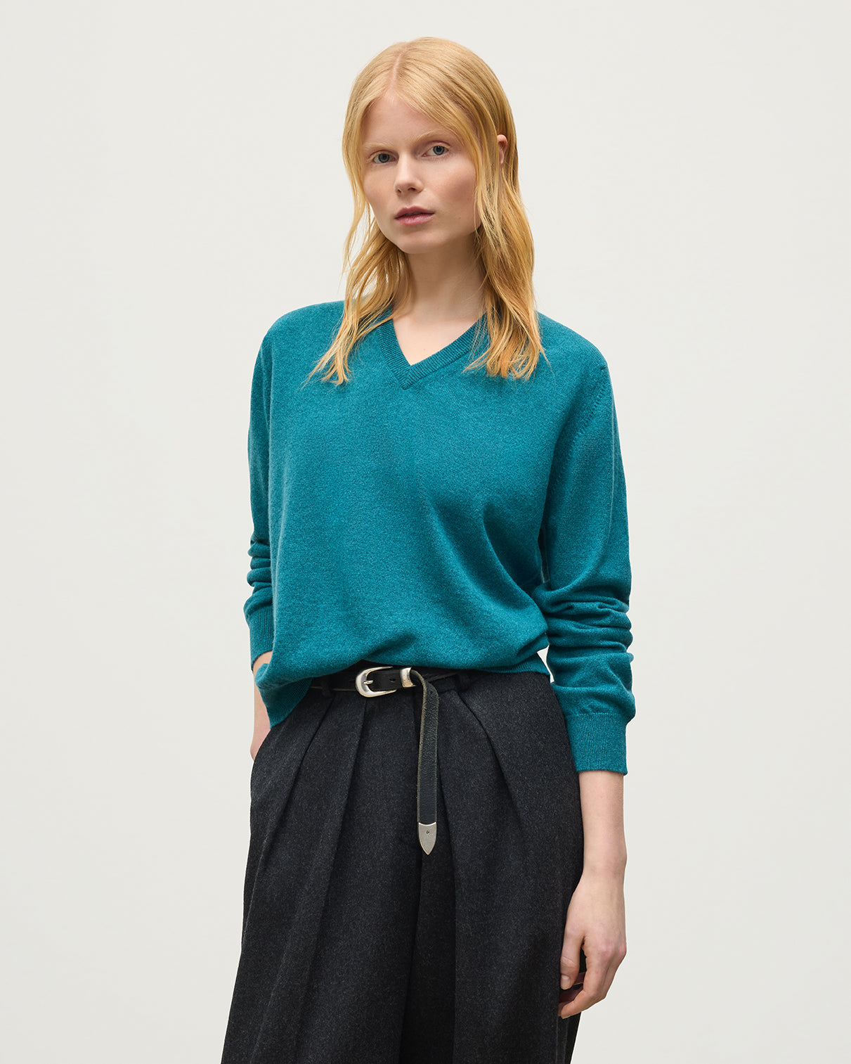 JOHNSTONS OF ELGIN LUNAN VEE SWEATER CLASSIC CASHMERE VEE NECK SWEATER 2 PLY GREEN 100% CASHMERE KAP05807HC4327