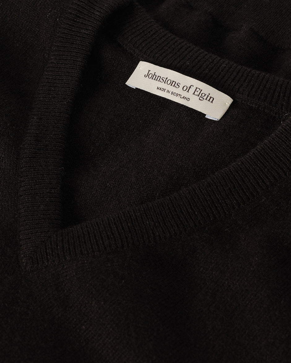 JOHNSTONS OF ELGIN LUNAN VEE SWEATER CLASSIC CASHMERE VEE NECK SWEATER 2 PLY BLACK 100% CASHMERE KAP05807SA7210
