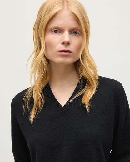 JOHNSTONS OF ELGIN LUNAN VEE SWEATER CLASSIC CASHMERE VEE NECK SWEATER 2 PLY BLACK 100% CASHMERE KAP05807SA7210