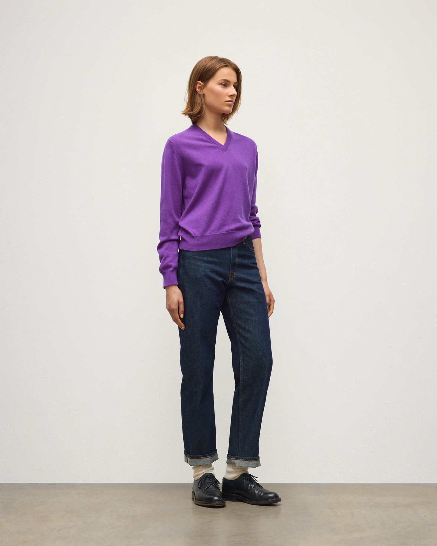JOHNSTONS OF ELGIN LUNAN VEE SWEATER CLASSIC CASHMERE VEE NECK SWEATER 2 PLY PURPLE 100% CASHMERE KAP05807SD5371