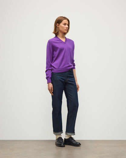 JOHNSTONS OF ELGIN LUNAN VEE SWEATER CLASSIC CASHMERE VEE NECK SWEATER 2 PLY PURPLE 100% CASHMERE KAP05807SD5371