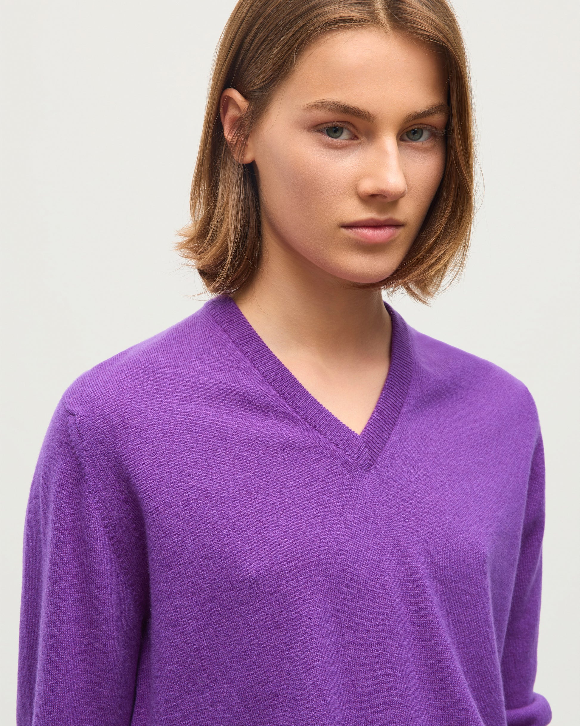 JOHNSTONS OF ELGIN LUNAN VEE SWEATER CLASSIC CASHMERE VEE NECK SWEATER 2 PLY PURPLE 100% CASHMERE KAP05807SD5371