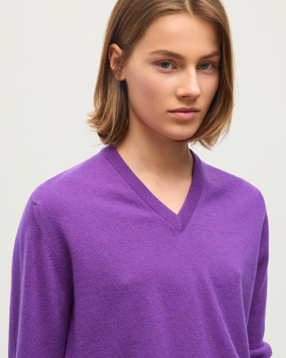 JOHNSTONS OF ELGIN LUNAN VEE SWEATER CLASSIC CASHMERE VEE NECK SWEATER 2 PLY PURPLE 100% CASHMERE KAP05807SD5371