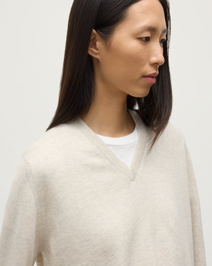 MODEL WEARING JOHNSTONS OF ELGIN WOMENS LUNAN CLASSIC VEE SWEATER NATURAL 100% CASHMERE KAP05807HA0402