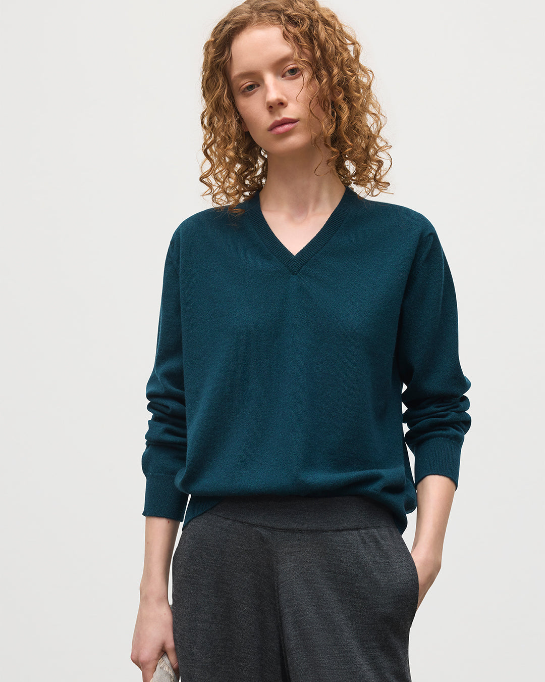 JOHNSTONS OF ELGIN WOMENS LUNAN CLASSIC VEE SWEATER BOTTLE GREEN 100% CASHMERE KAP05807SC7341