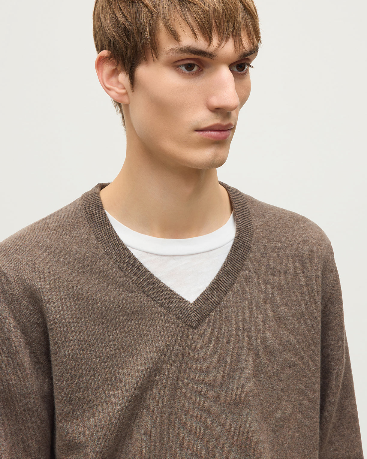 JOHNSTONS OF ELGIN REUBEN VEE NECK CASHMERE VEE NECK SWEATER - 2 PLY BROWN 100% CASHMERE KAP05960HB7128