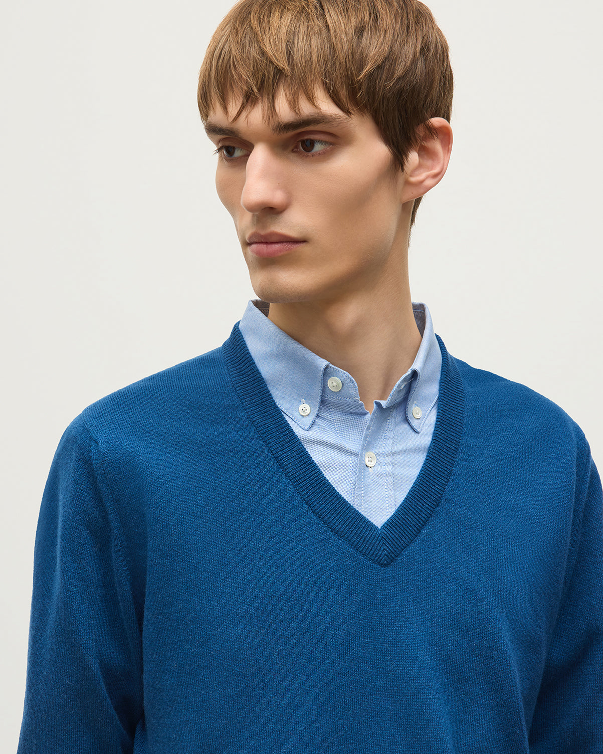 JOHNSTONS OF ELGIN REUBEN VEE NECK CASHMERE VEE NECK SWEATER - 2 PLY BLUE 100% CASHMERE KAP05960SD5369