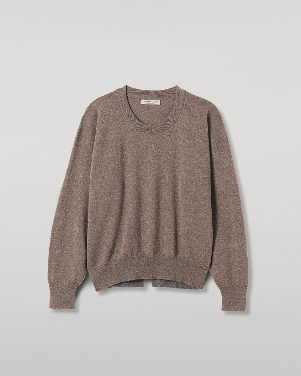 JOHNSTONS OF ELGIN JESSIE CREW SWEATER CASHMERE ROUND NECK SWEATER WITH EXPOSED SEAM DETAIL & CENTRE BACK SPLIT - 2 PLY BROWN 100% CASHMERE  KAP05973Q26344
