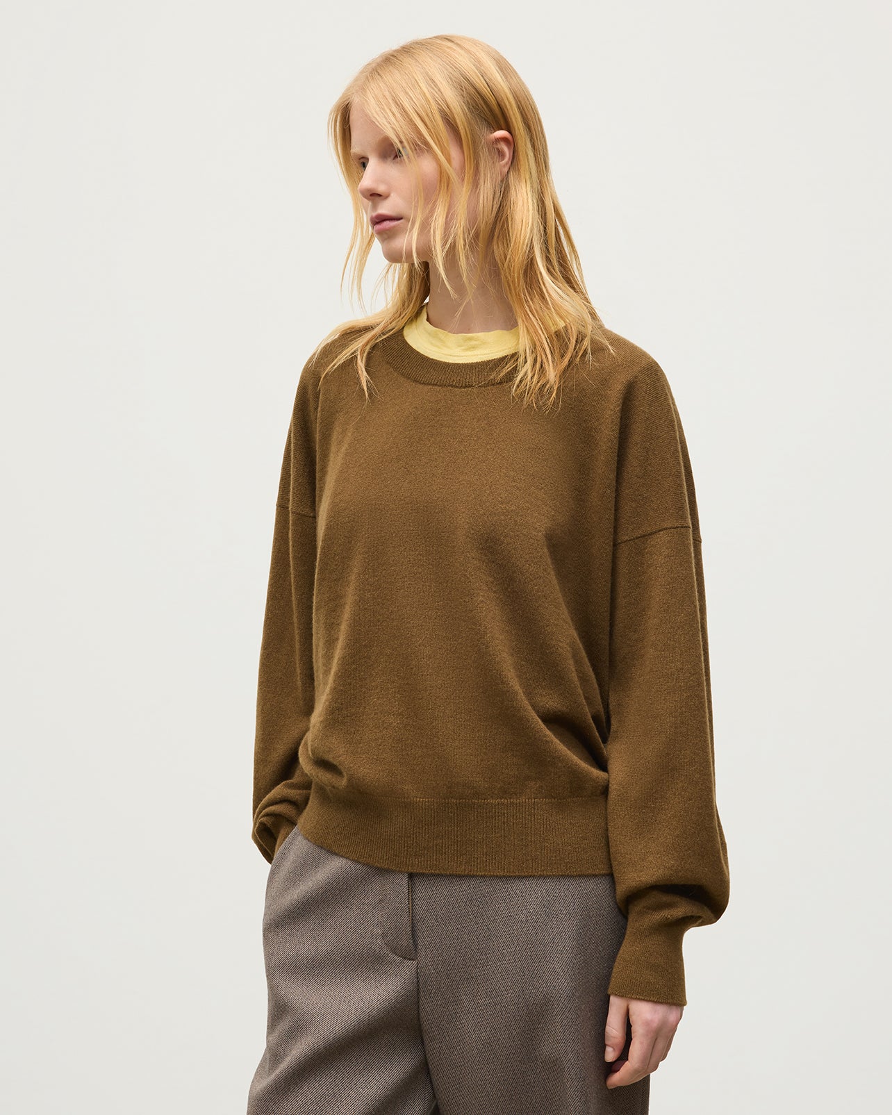 JOHNSTONS OF ELGIN JESSIE CREW SWEATER CASHMERE ROUND NECK SWEATER WITH EXPOSED SEAM DETAIL & CENTRE BACK SPLIT - 2 PLY GREEN 100% CASHMERE KAP05973Q26369