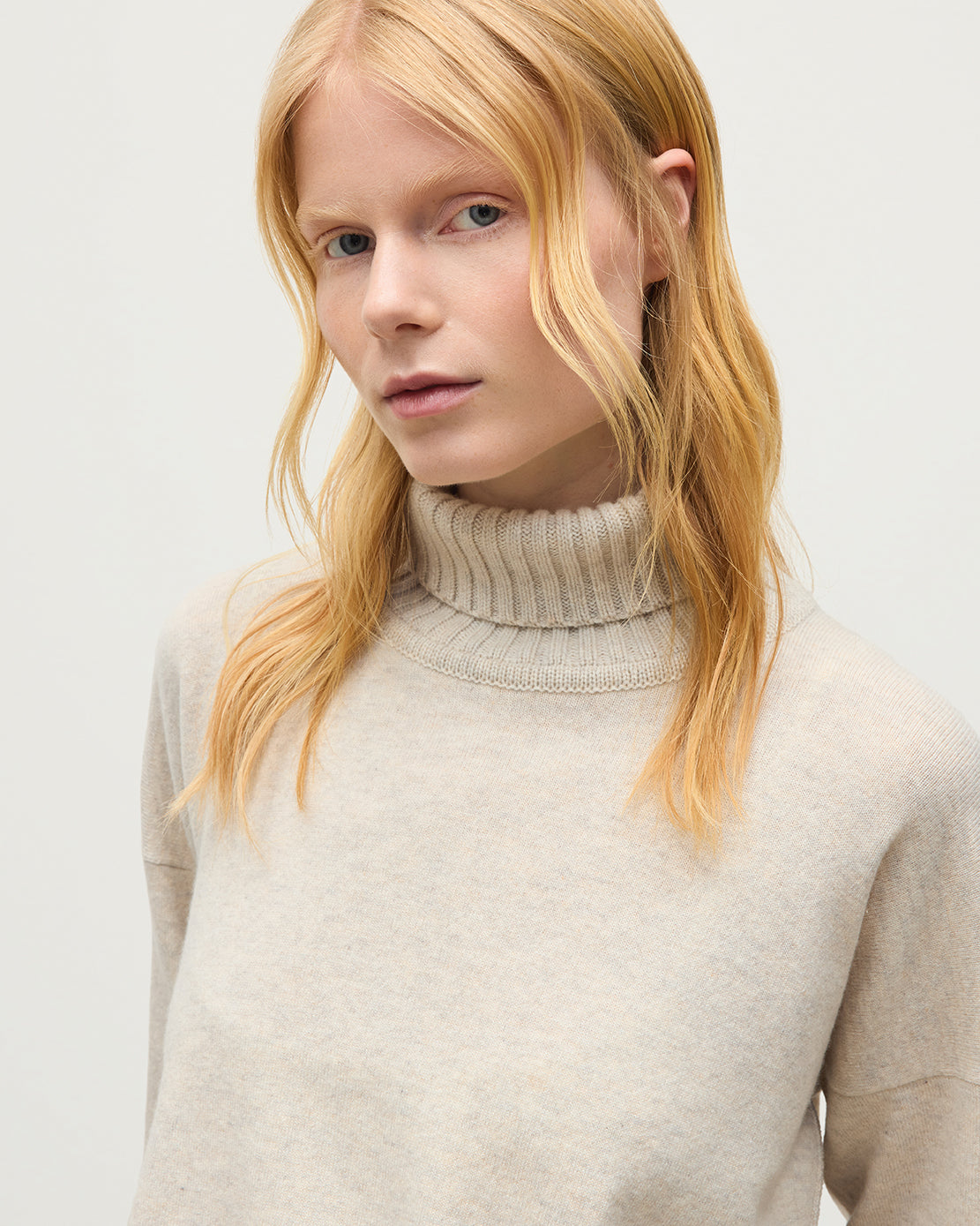 JOHNSTONS OF ELGIN JESSIE ROLL NECK SWEATER CASHMERE ROLL NECK SWEATER WITH EXPOSED SEAM DETAIL & CENTRE BACK SPLIT - 2 PLY NATURAL 100% CASHMERE KAP05987Q26372