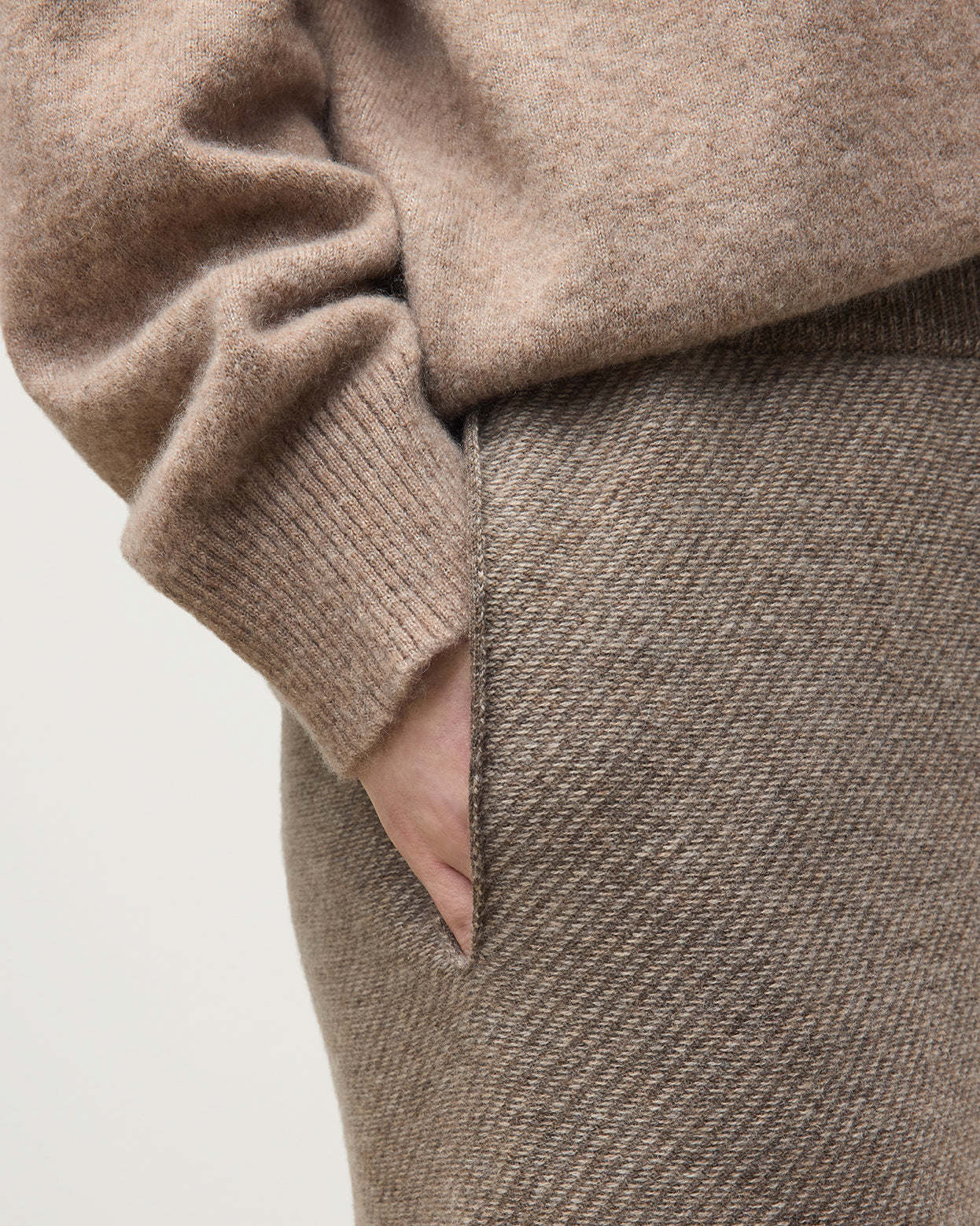 JOHNSTONS OF ELGIN REEL PANTS CASHMERE TWILL STITCH PANTS WITH SIDE POCKETS - 2 PLY BROWN 100% CASHMERE KAP05994Q26342