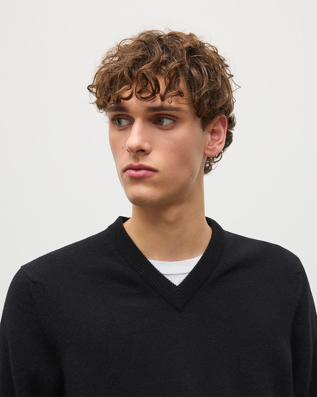 Johnstons of Elgin Men's Knitwear Black Classic Cashmere Black V Neck KAP05594SA7210