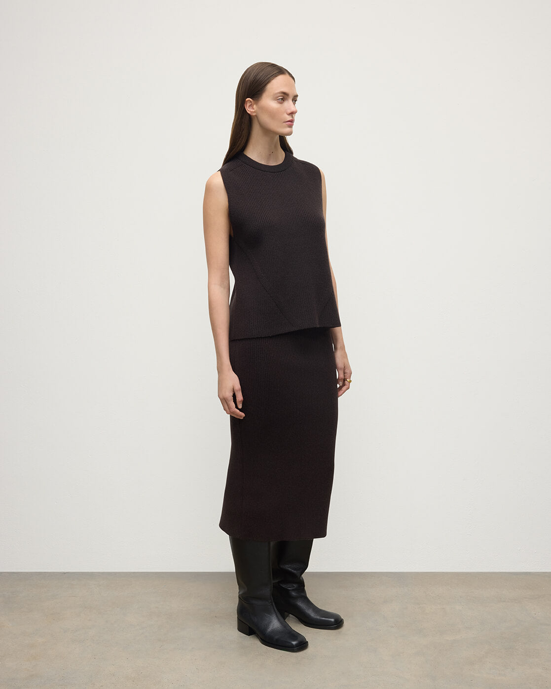 Model wears Johnstons of Elgin AW25 Women's Knitwear Molasses Sleeveless Brown Cashmere Tank Top Side KBI01037SB7290