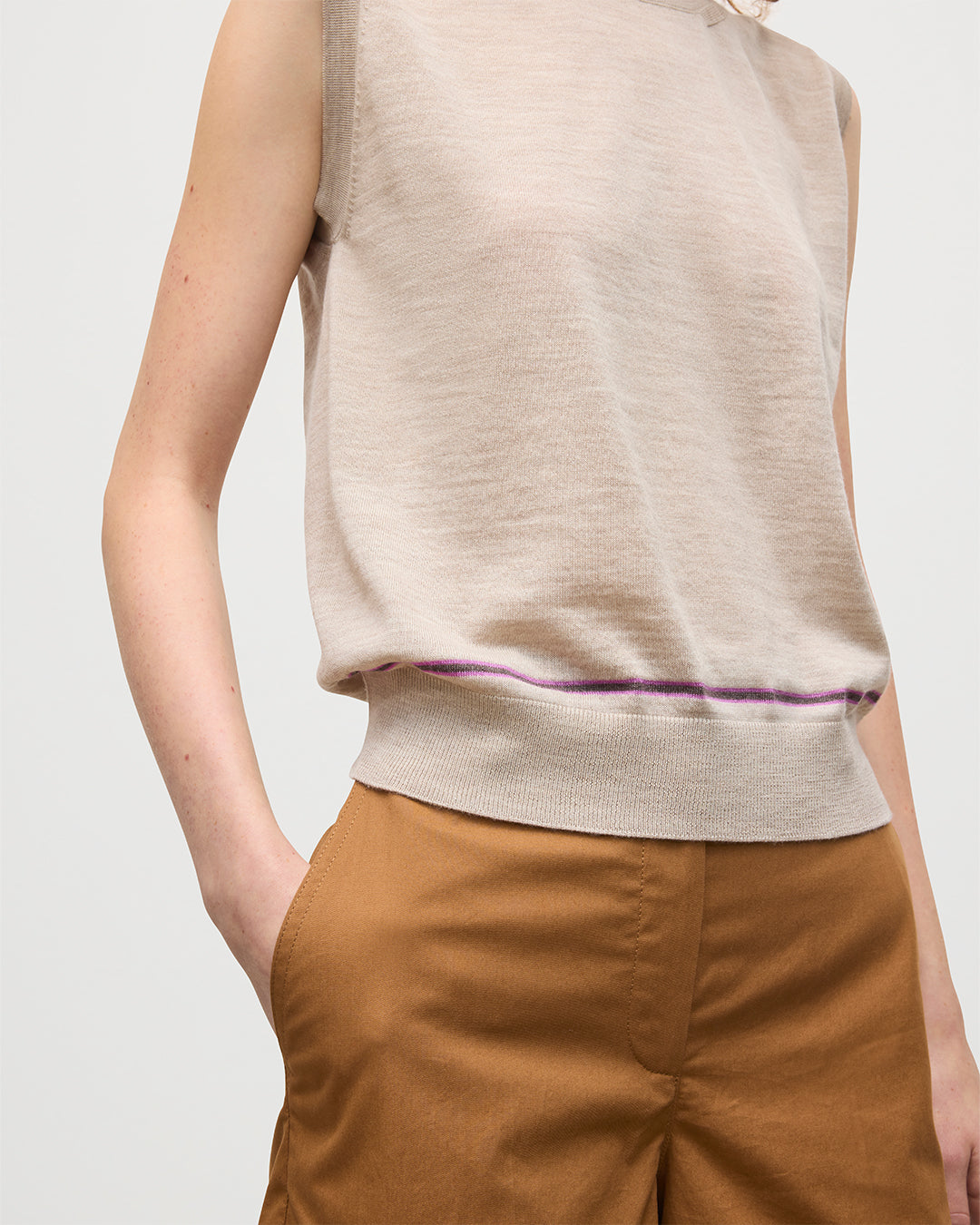 JOHNSTONS OF ELGIN WOMENS BRAE SLEEVELESS CREW NATURAL 100% MERINO WOOL KBI01064Q25967