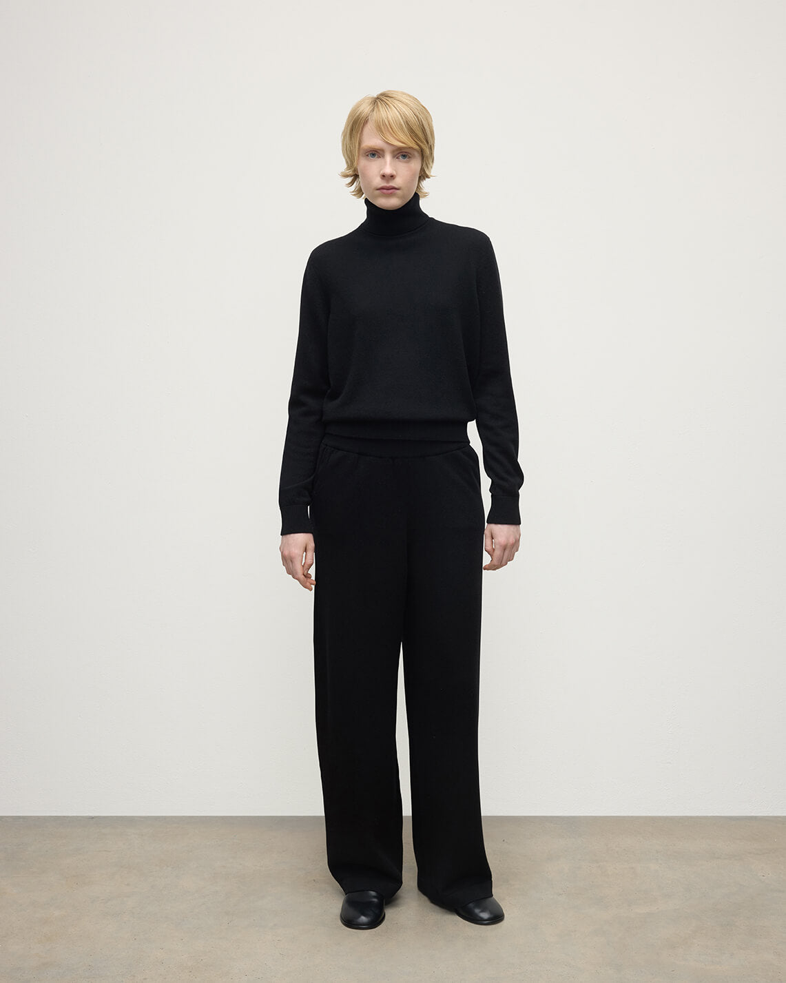 Johnstons of Elgin Women's Knitwear Black Wide Leg Cashmere Trousers KBP00926SA7210