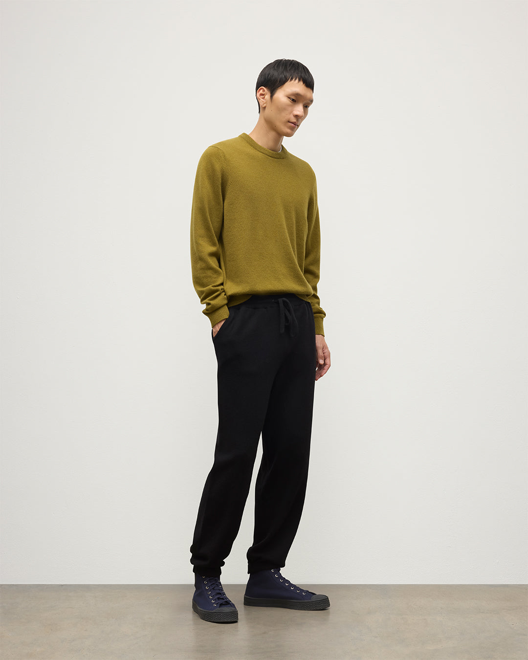 Model wearing Johnstons of Elgin Men's Knitwear Black Kirk Cashmere Joggers KBP00948SA7099