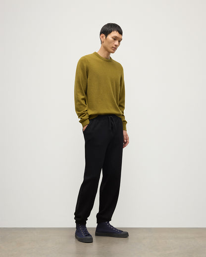 Model wearing Johnstons of Elgin Men's Knitwear Black Kirk Cashmere Joggers KBP00948SA7099