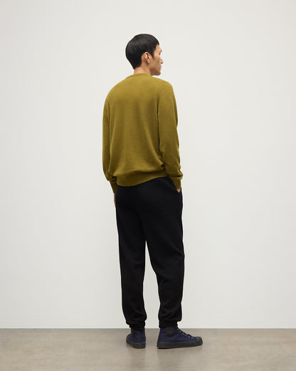 Model wearing Johnstons of Elgin Men's Knitwear Black Kirk Cashmere Joggers KBP00948SA7099