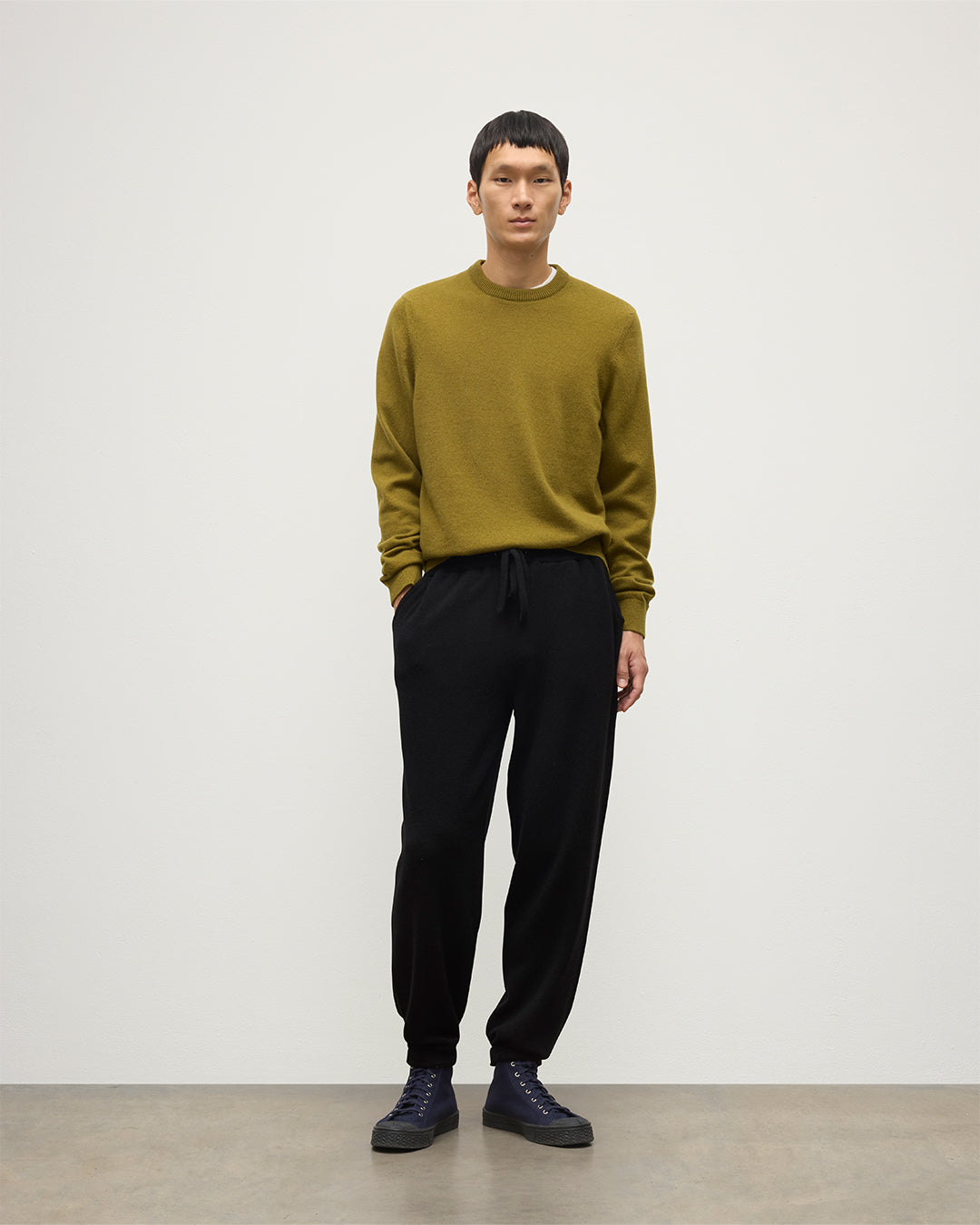 Model wearing Johnstons of Elgin Men's Knitwear Black Kirk Cashmere Joggers KBP00948SA7099
