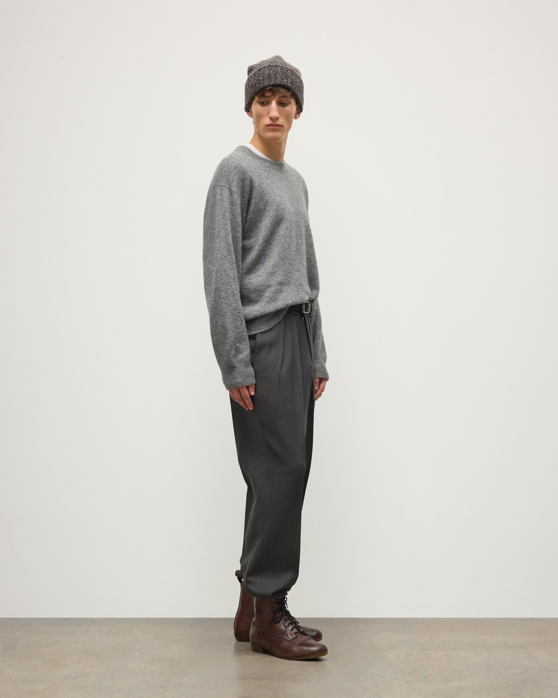 JOHNSTONS OF ELGIN PAXTON CREW SWEATER BRUSHED CASHMERE SILK CREW NECK SWEATER GREY 74% CASHMERE, 26% SILK KBP01082HA0429