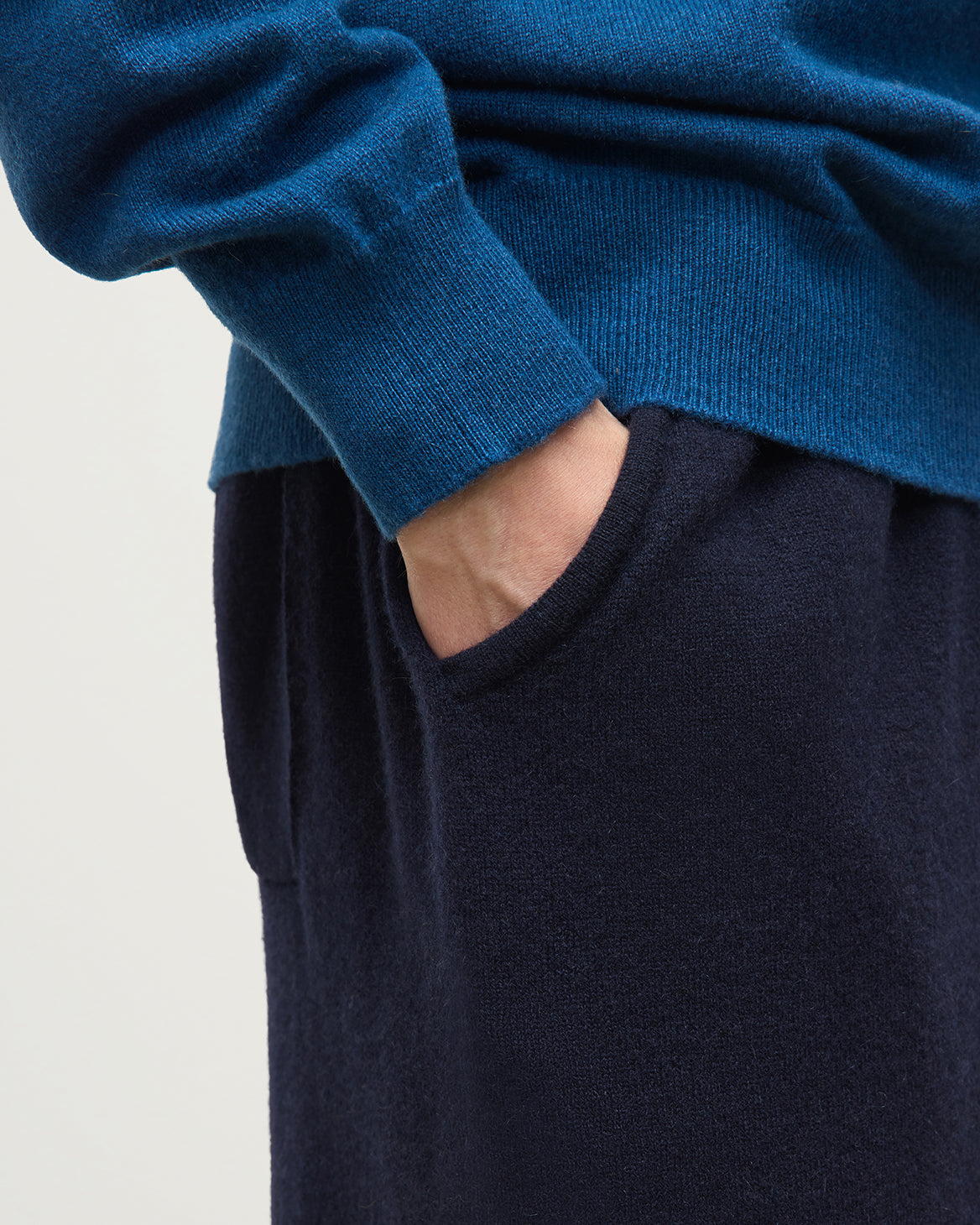 JOHNSTONS OF ELGIN LEWIS LOUNGE PANTS PERFORMANCE CASHMERE TAPERED JOGGERS - 2 PLY NAVY 97% CASHMERE, 3% POLYESTER KBP01124SD7666