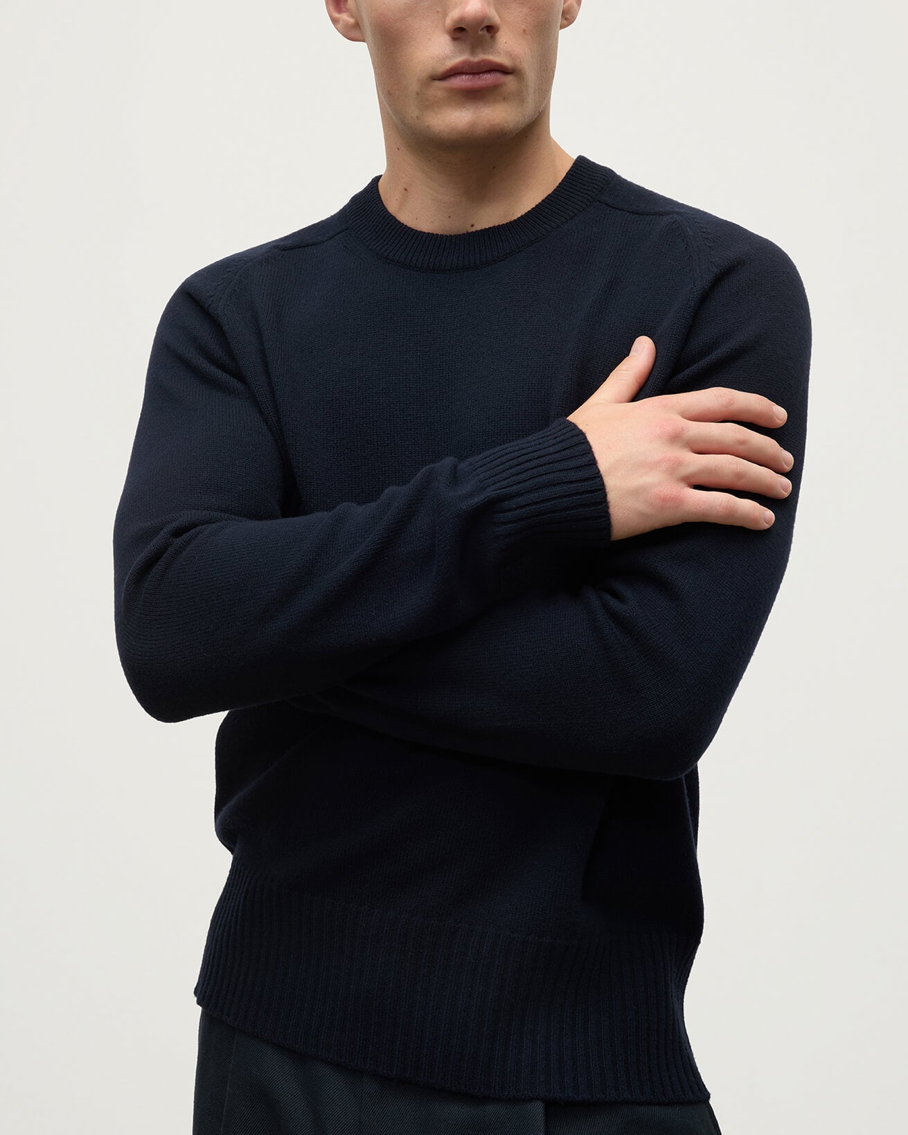 Johnstons of Elgin AW25 Men's Knitwear Dark Navy Superfine Merino Relaxed Navy Jumper KDA00770SD7674