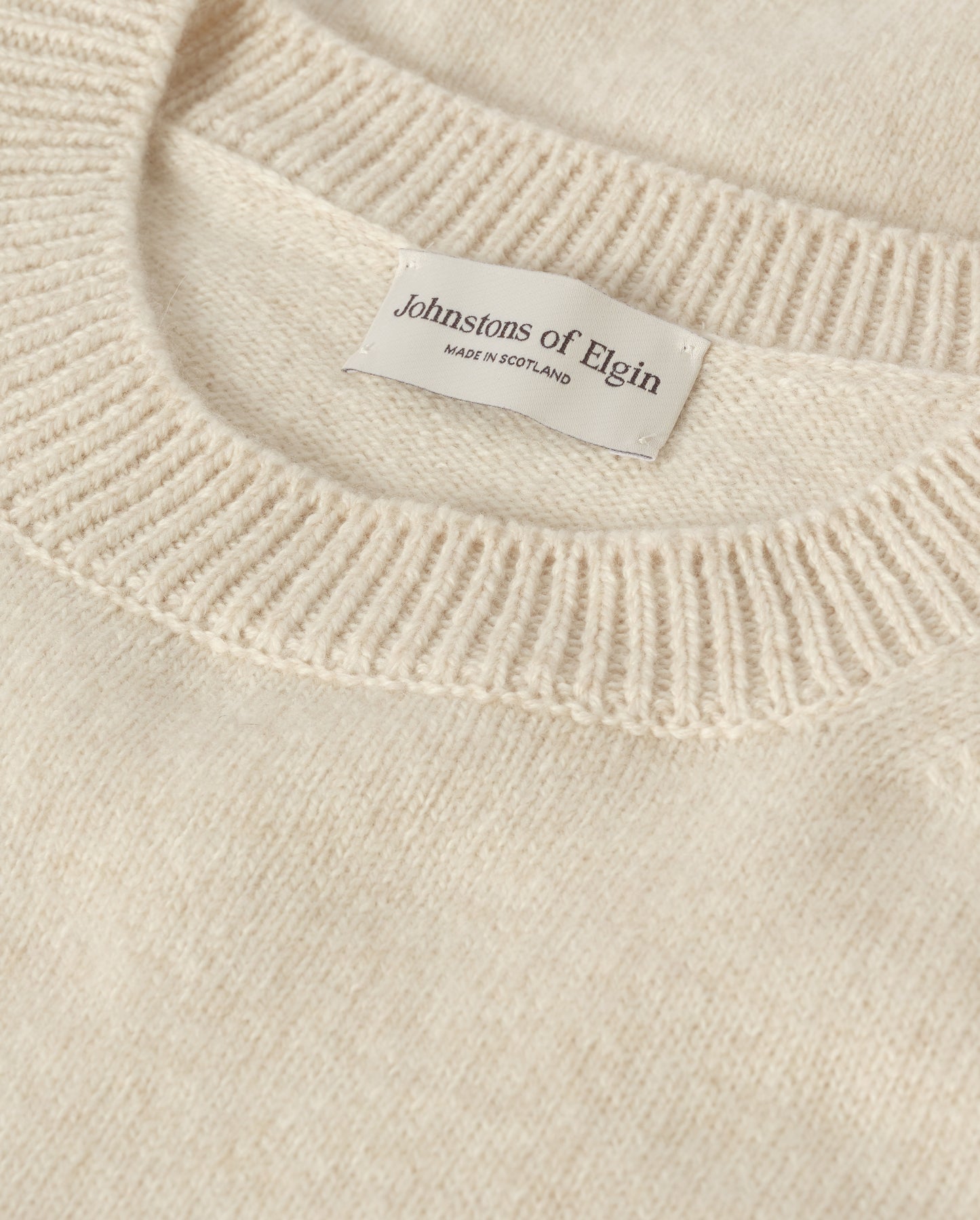 JOHNSTONS OF ELGIN CRAIGIE CREW SWEATER LAMBSWOOL CREW NECK SWEATER CREAM 100% LAMBSWOOL WITH LOVAT CASHMERE BEANIE IN HEATHCOT BROWN KDA00815HB0294