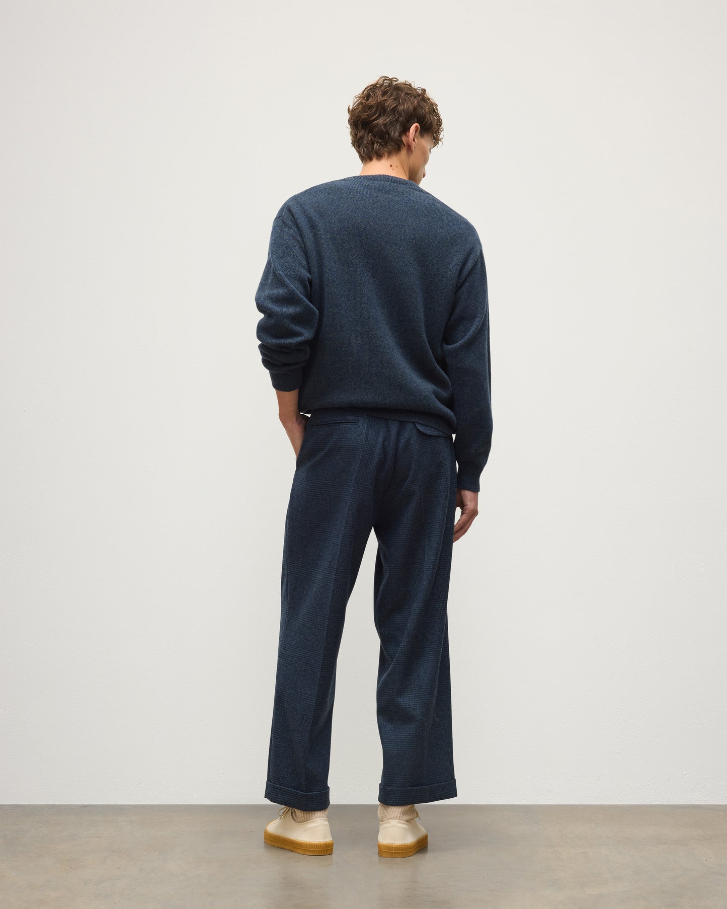 JOHNSTONS OF ELGIN CRAIGIE CREW SWEATER LAMBSWOOL CREW NECK SWEATER DARK BLUE 100% LAMBSWOOL KDA00815HA7243