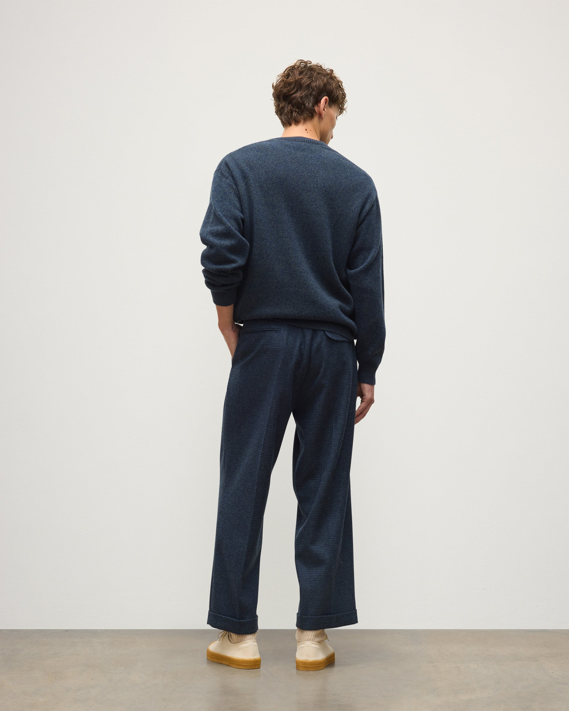 JOHNSTONS OF ELGIN CRAIGIE CREW SWEATER LAMBSWOOL CREW NECK SWEATER DARK BLUE 100% LAMBSWOOL KDA00815HA7243