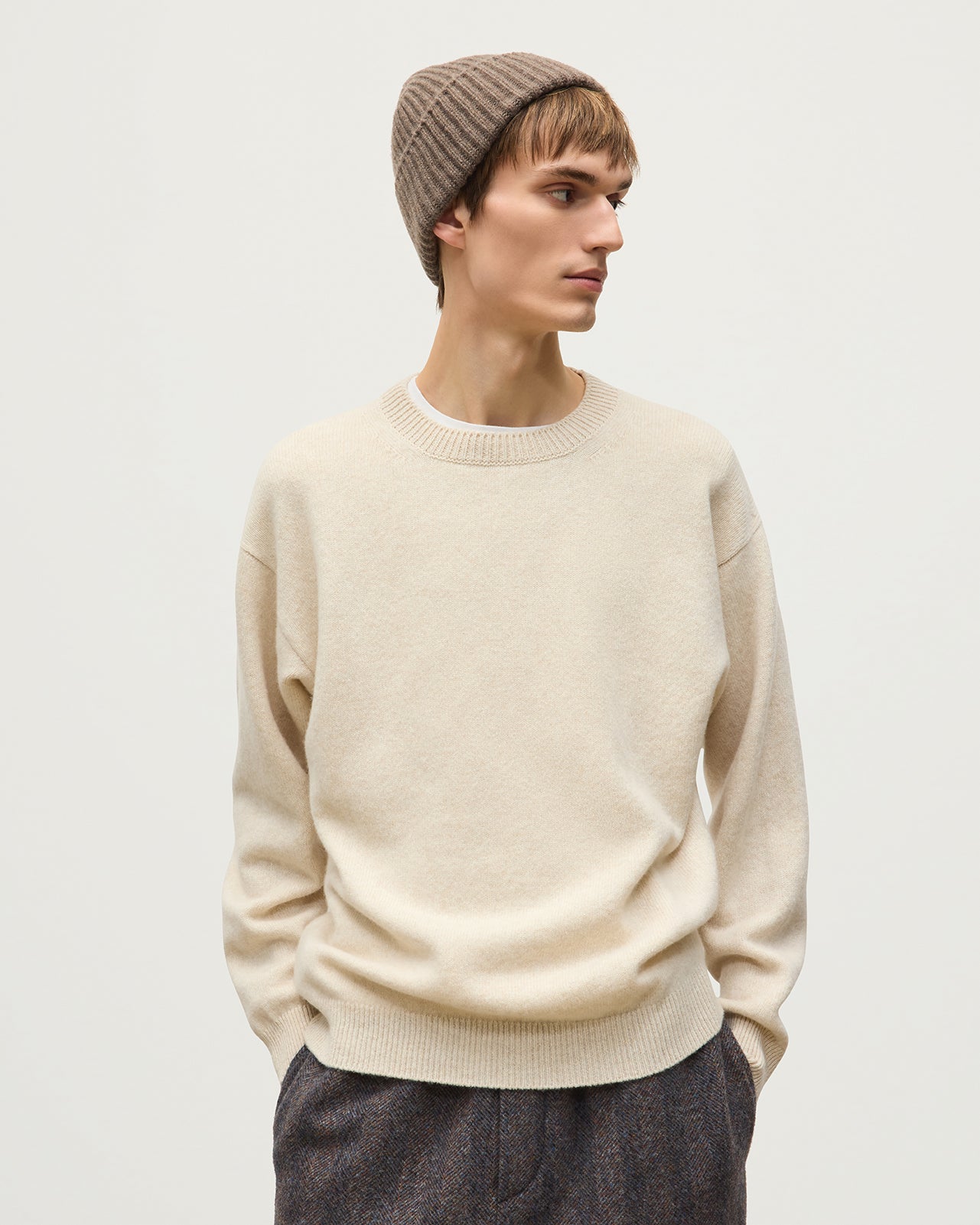 JOHNSTONS OF ELGIN CRAIGIE CREW SWEATER LAMBSWOOL CREW NECK SWEATER CREAM 100% LAMBSWOOL WITH LOVAT CASHMERE BEANIE IN HEATHCOT BROWN KDA00815HB0294