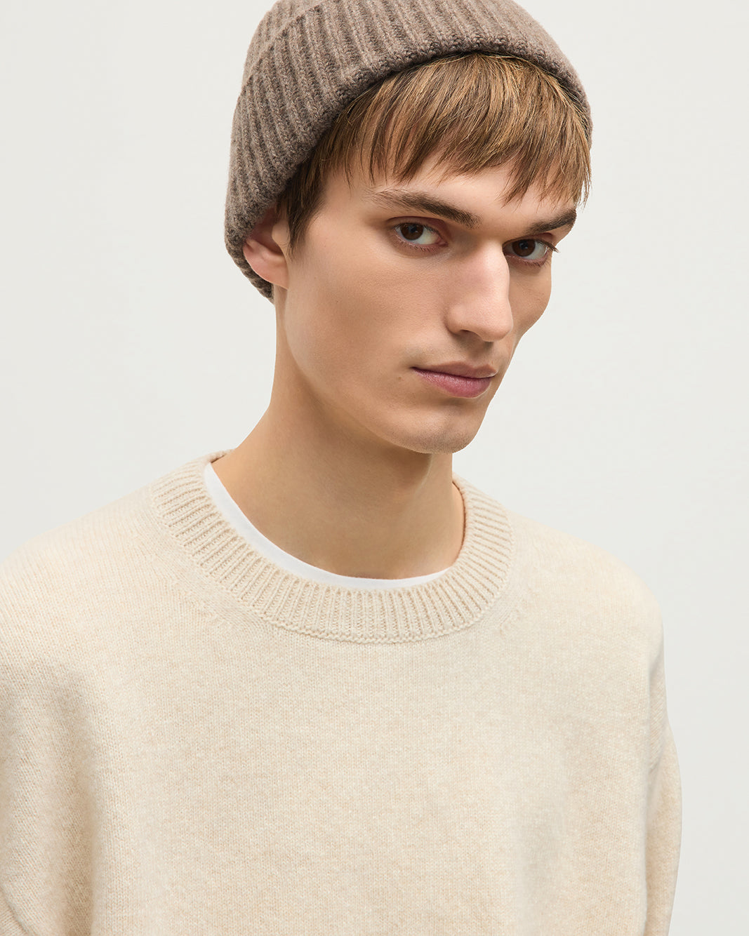 JOHNSTONS OF ELGIN CRAIGIE CREW SWEATER LAMBSWOOL CREW NECK SWEATER CREAM 100% LAMBSWOOL WITH LOVAT CASHMERE BEANIE IN HEATHCOT BROWN KDA00815HB0294