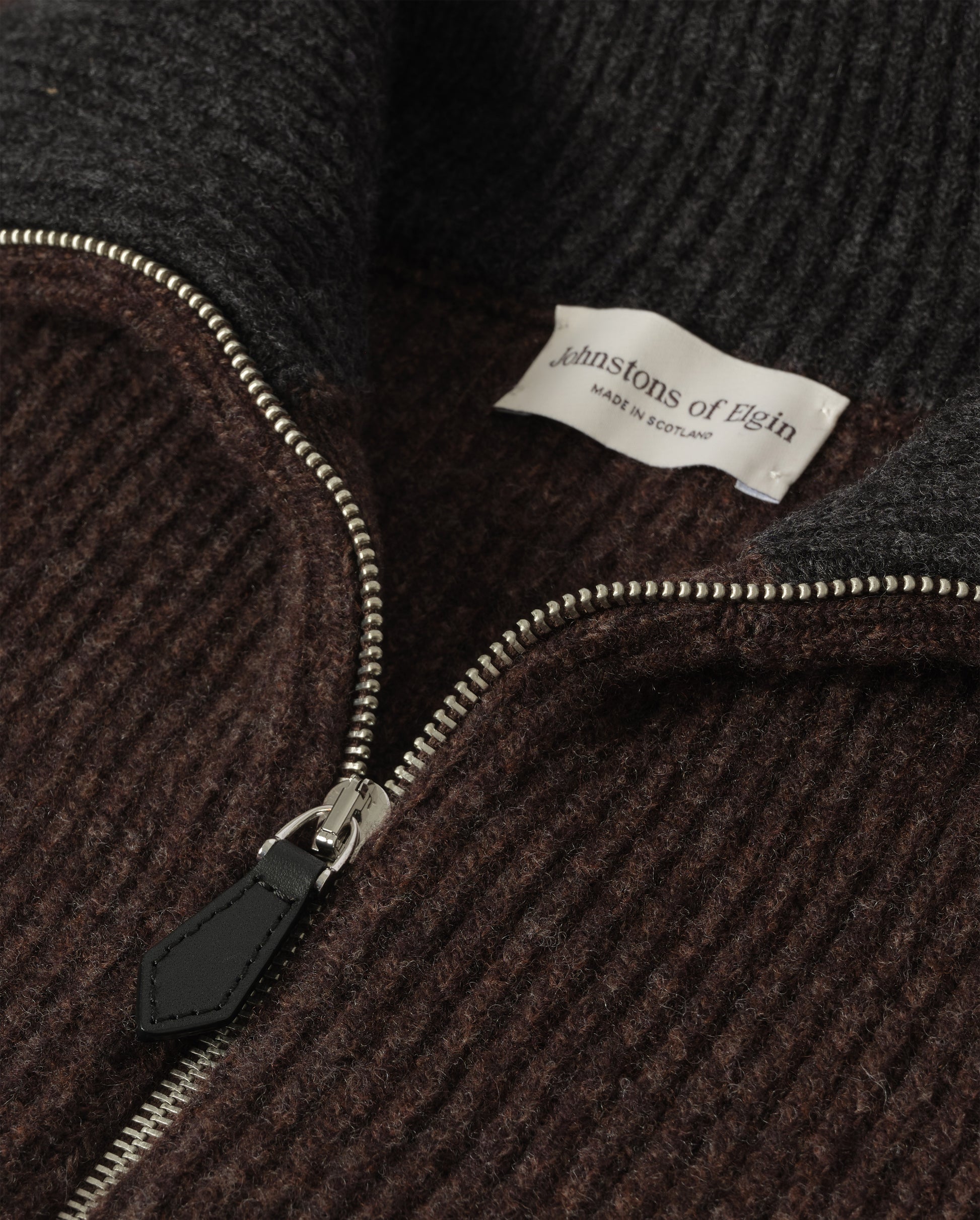 JOHNSTONS OF ELGIN CHALMERS HALF ZIP SWEATER LAMBSWOOL RIBBED HALF ZIP SWEATER BROWN & DARK GREY 100% LAMBSWOOL KDA00819Q26332